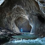grotte de baume archee, avec une riviere sous terraine
