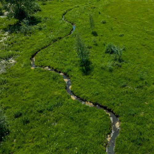 cours d'eau restauré pris en photo par drone