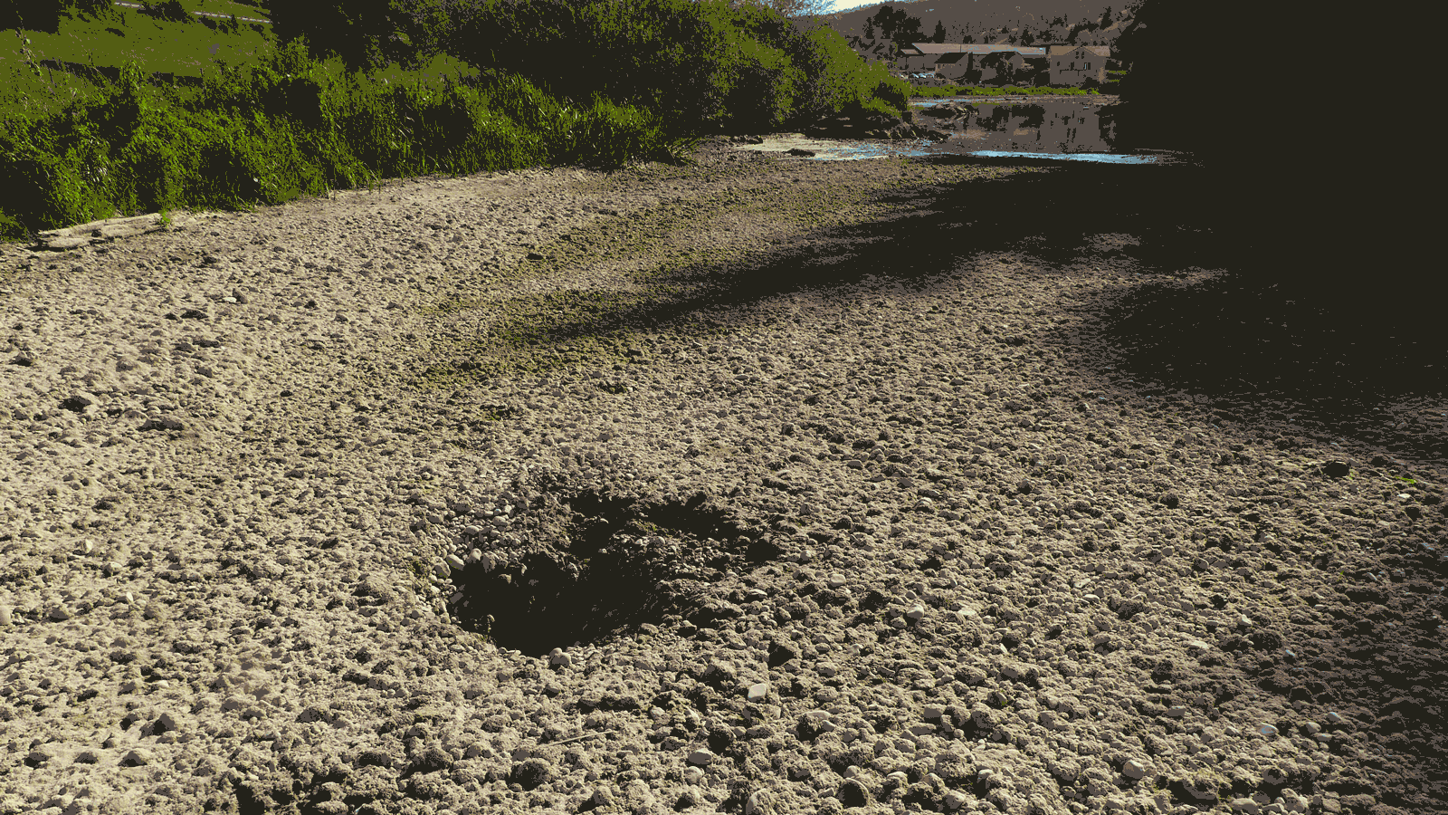 photo du lit d'une rivière à sec