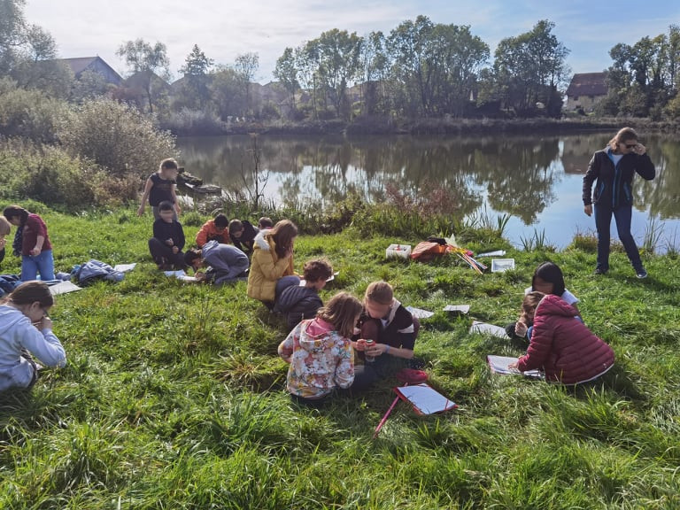 enfants au bord de la rivière pour une classe d'eau